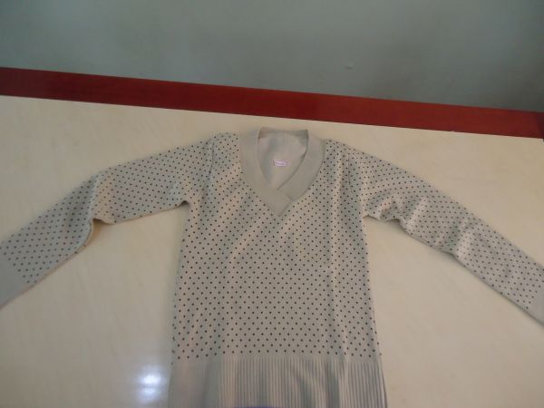 BLUSA EM LINHA COM ELASTANO, BEGE COM POÁ PRETO, TAM: ÚNICO