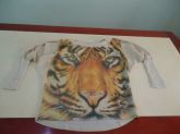 BLUSA DE LINHA C/ DESENHO DE TIGRE E BRILHO DOURADO
