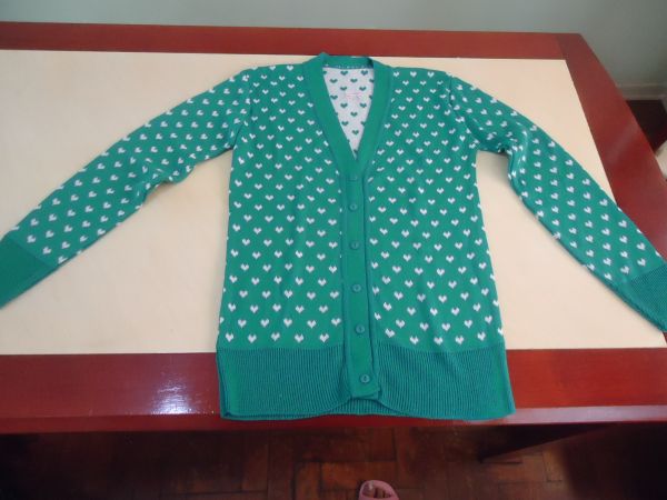 CASAQUINHO DE LINHA VERDE COM CORAÇÕES BRANCO